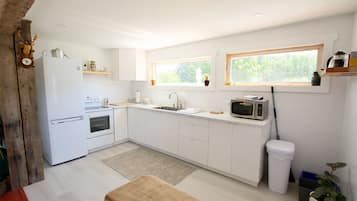 Geladeira, micro-ondas, fogão, cooktop