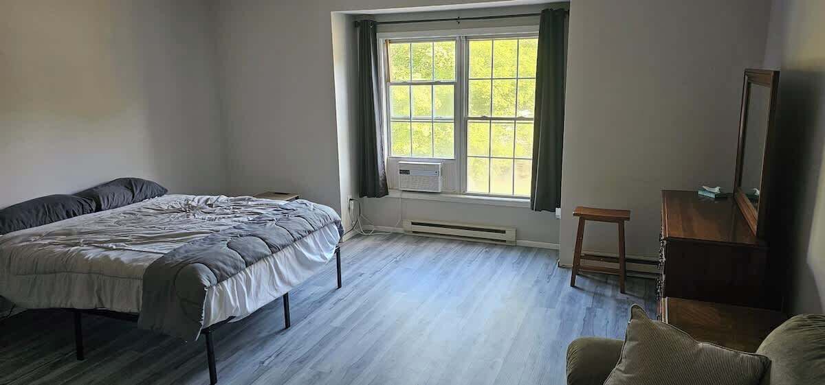 1 bedroom, desk, WiFi, bed sheets