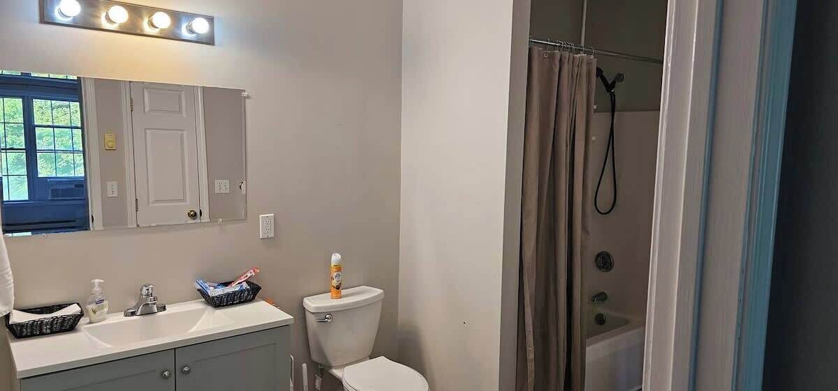 Bathtub, free toiletries, bathrobes, towels