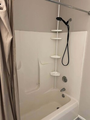 Badewanne, kostenlose Toilettenartikel, Bademäntel, Handtücher