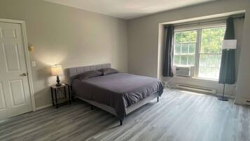1 bedroom, desk, WiFi, bed sheets