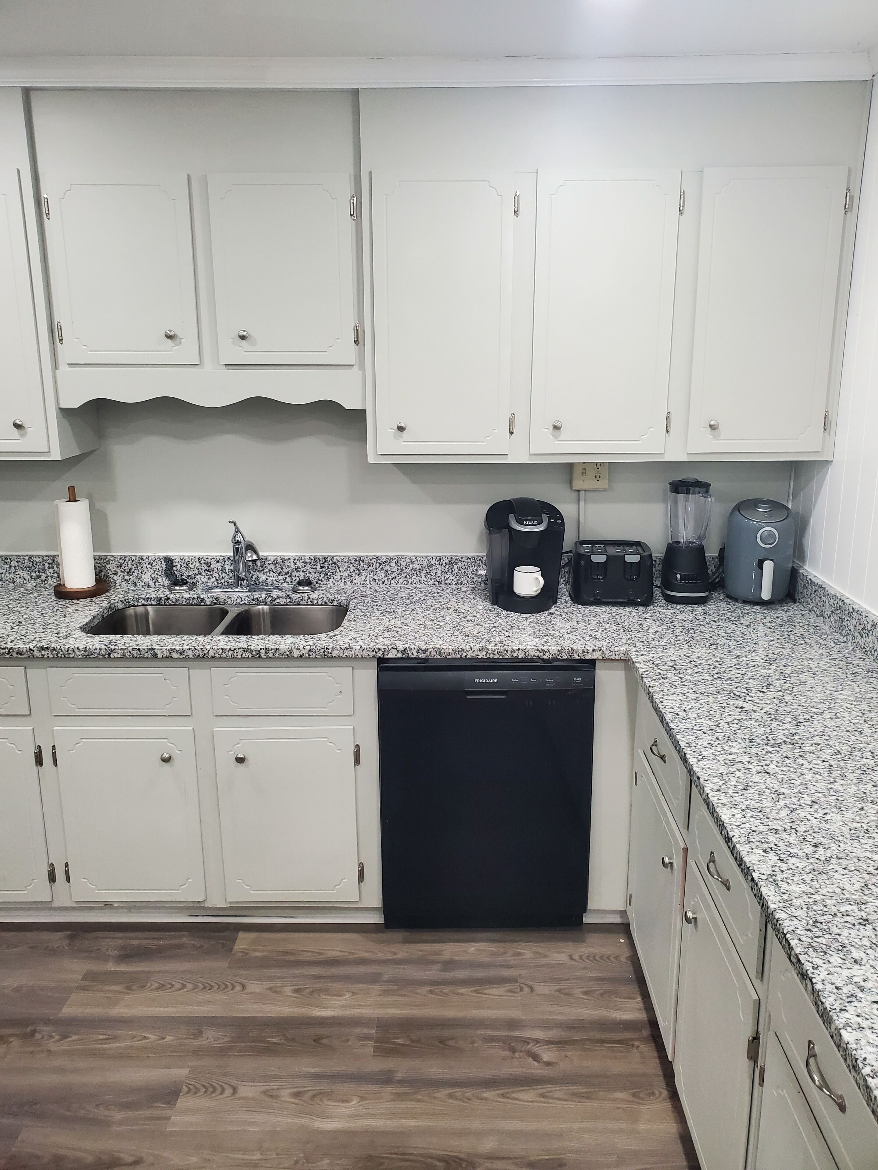 2 bd/1ba goat & chicken 1-acre homestead getaway