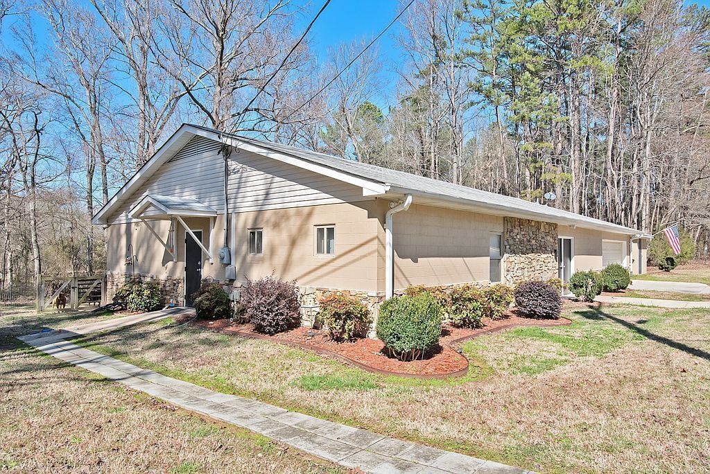 2 bd/1ba goat & chicken 1-acre homestead getaway