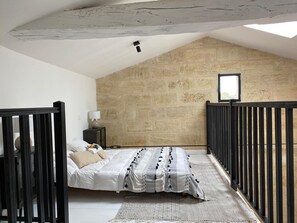 5 slaapkamers, een bureau, reisbedje, gratis wifi