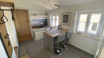 Kühlschrank, Herdplatte, Wasserkocher mit Kaffee-/Teezubehör