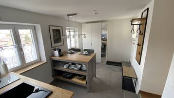 Kühlschrank, Herdplatte, Wasserkocher mit Kaffee-/Teezubehör