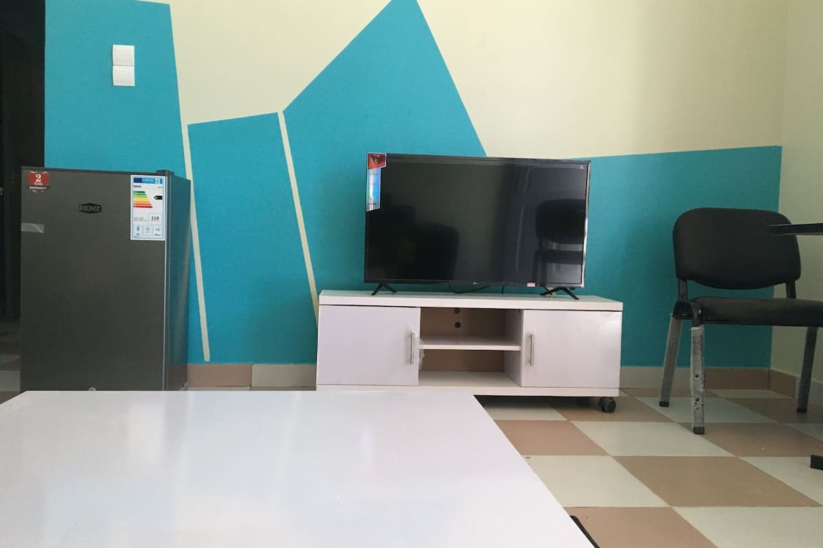 스탠다드 아파트 | 거실 공간 | 위성 채널 시청이 가능한 42인치 LED TV, TV, 사무실