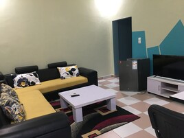 Apartamento estándar | Zona de estar | Televisión LED de 42 pulgadas con canales por satélite, una televisión