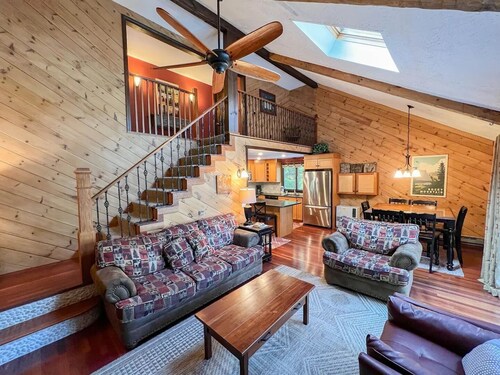 3 Story Mountainside Private Chalet - Storyland 1 mile, hike, waterfalls, ski