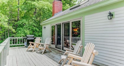 3 Story Mountainside Chalet - Storyland 5 min, hike, bears, waterfalls, explore
