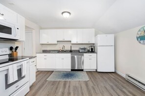 Fridge, microwave, oven, stovetop - *Mins to the Beach | Portsmouth | Maine* (North Hampton)