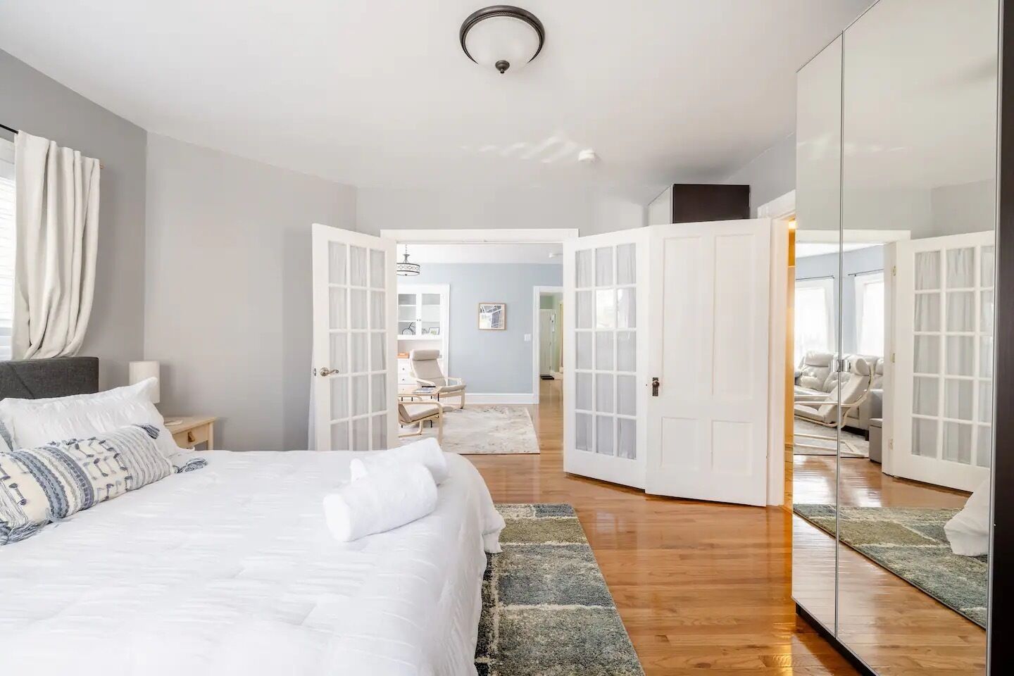 2 makuuhuonetta, työpöytä, ilmainen Wi-Fi, vuodevaatteet