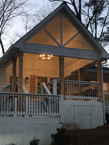 White House on a hill
Pet f., close to wedding venues, Roswell, Milton & Canton.