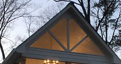 White House on a hill
Pet f., close to wedding venues, Roswell, Milton & Canton.