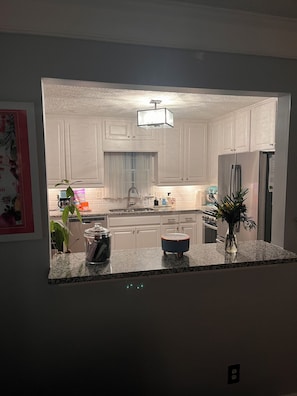 Fridge, microwave, oven, stovetop - White House on a hill
Pet f., close to wedding venues, Roswell, Milton & Canton. (Woodstock)