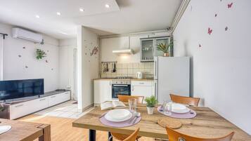 Fridge, oven, stovetop, cookware/dishes/utensils