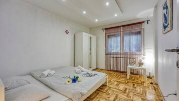1 bedroom, iron/ironing board, WiFi (free), bed sheets