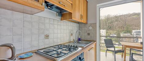 Frigorífico, horno, placa de cocina y utensilios de cocina