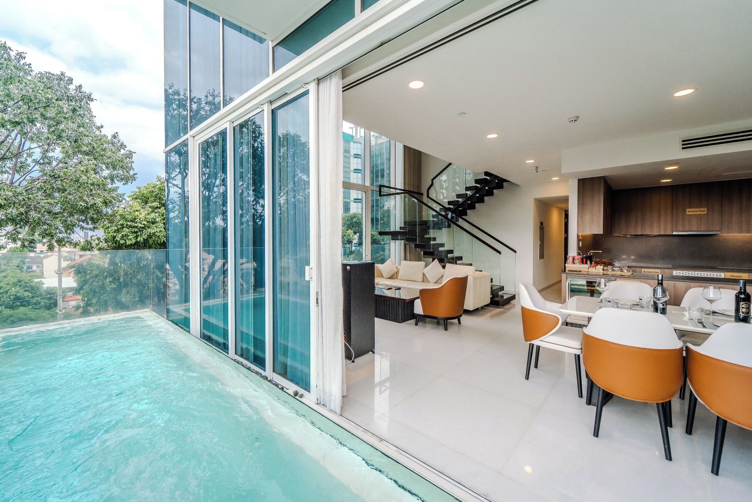 Luxury-Villa, 4 Schlafzimmer, eigener Pool | Wohnbereich | 50-Zoll-Flachbildfernseher mit Kabelempfang, Fernseher, Smart Speakers