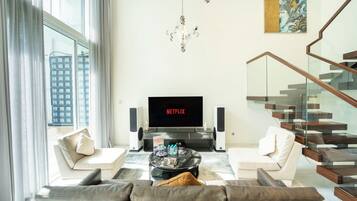 Villa de lujo, 3 habitaciones, alberca privada | Área de sala de estar | Televisión de pantalla plana, bocina smart y impresora