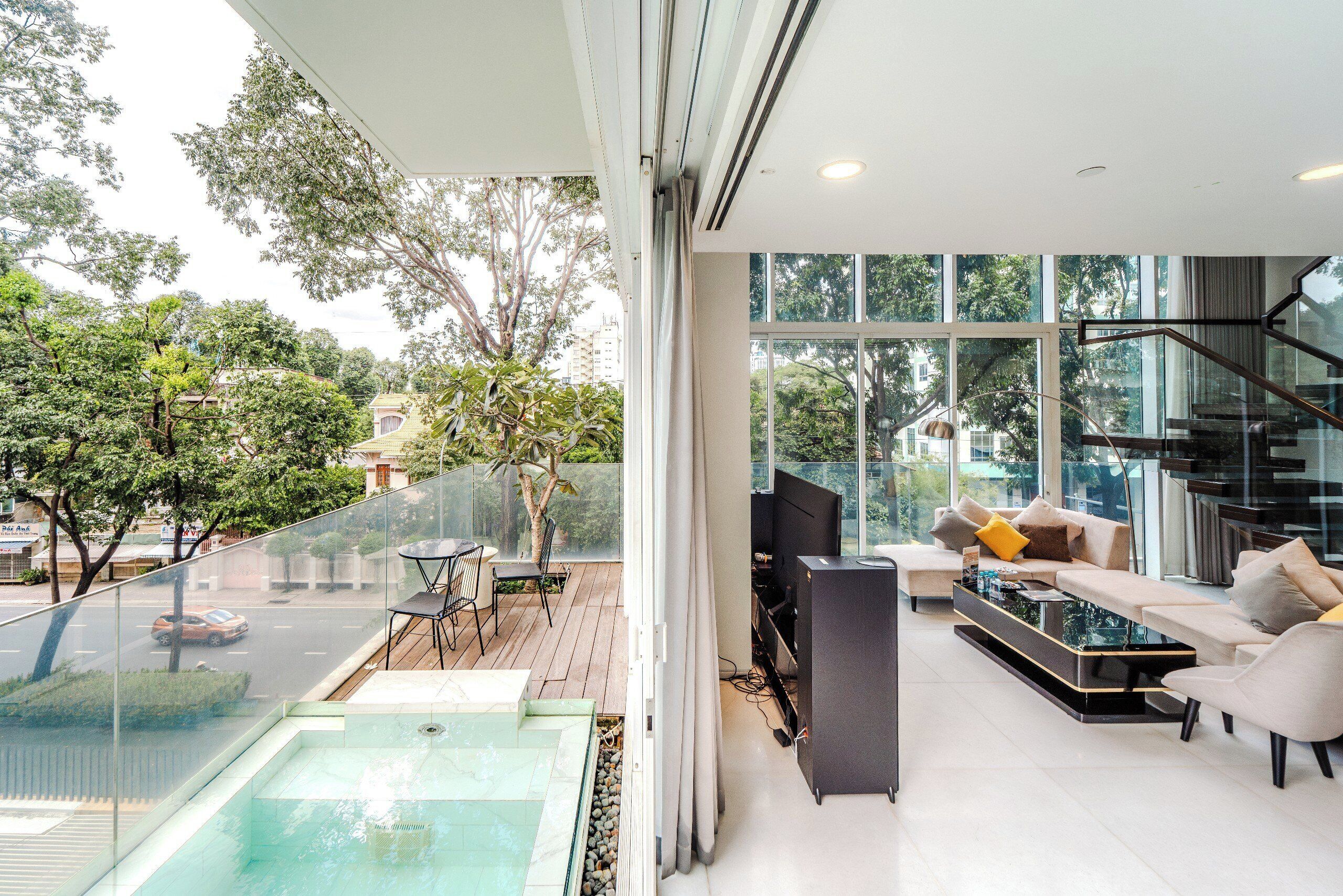 Luxury-Villa, 4 Schlafzimmer, eigener Pool | Wohnzimmer | 50-Zoll-Flachbildfernseher mit Kabelempfang, Fernseher, Smart Speakers