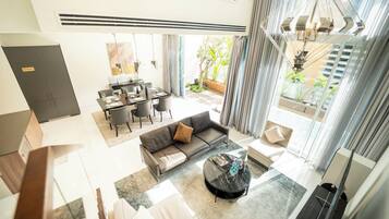 Luxury-Villa, 3 Schlafzimmer, eigener Pool | Wohnbereich | 50-Zoll-Flachbildfernseher mit Kabelempfang, Fernseher, Smart Speakers