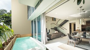 Ett modernt hus med en swimmingpool, en trappa och ett matområde.