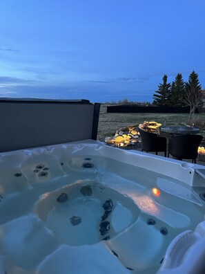 Outdoor spa tub