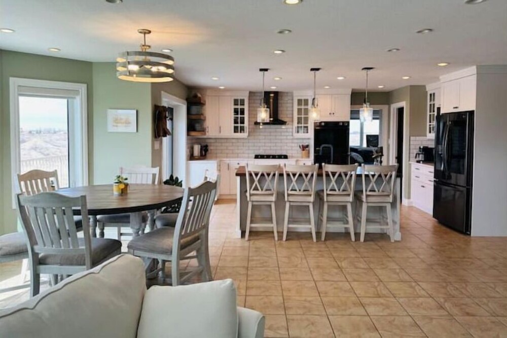 Spacious, family-friendly retreat; panoramic views