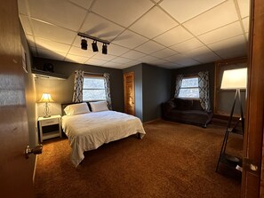 4 bedrooms, desk, iron/ironing board, free WiFi