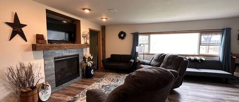 Smart TV, fireplace, ping pong, stereo