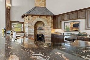 Fridge, microwave, oven, stovetop - Mountainside Manor l Custom pool & movie theater! (Cleveland)