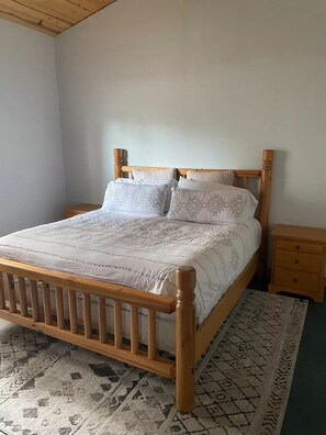 3 bedrooms, iron/ironing board, WiFi, bed sheets