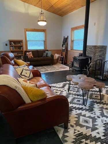 Pet-Friendly Spacious Barndominium Cabin near Crater Lake