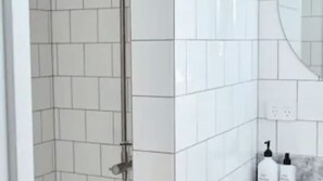 Shower, hair dryer - Studio 34 Bayshore Drive (Byron Shire)