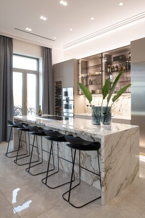 Fridge, microwave, dishwasher, coffee/tea maker