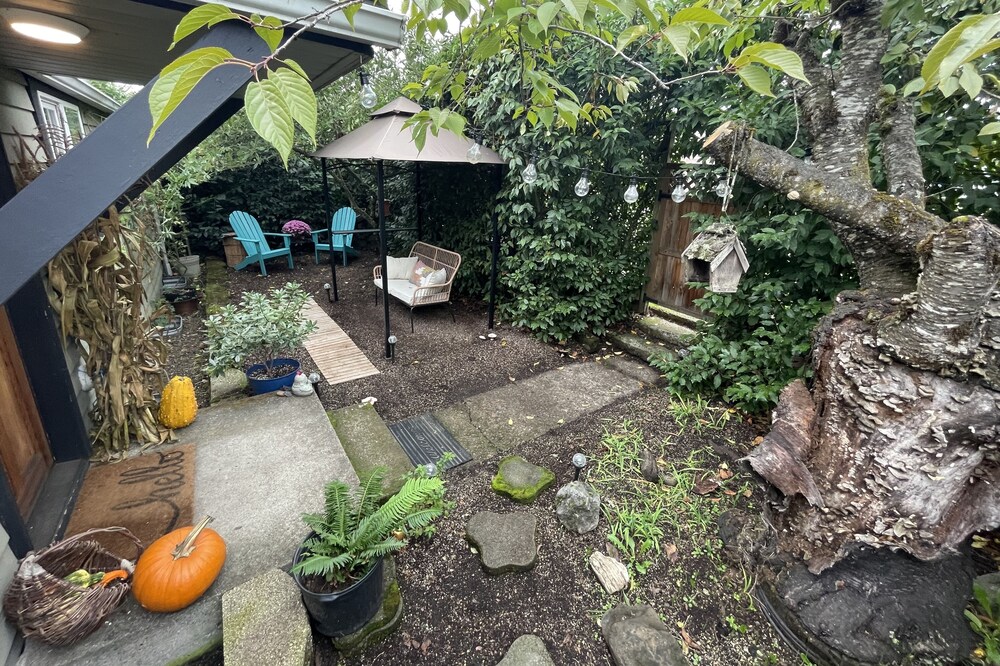 Hideaway Hedge Guest Suite - 8 Min from U of O & Downtown - 20 from the airport