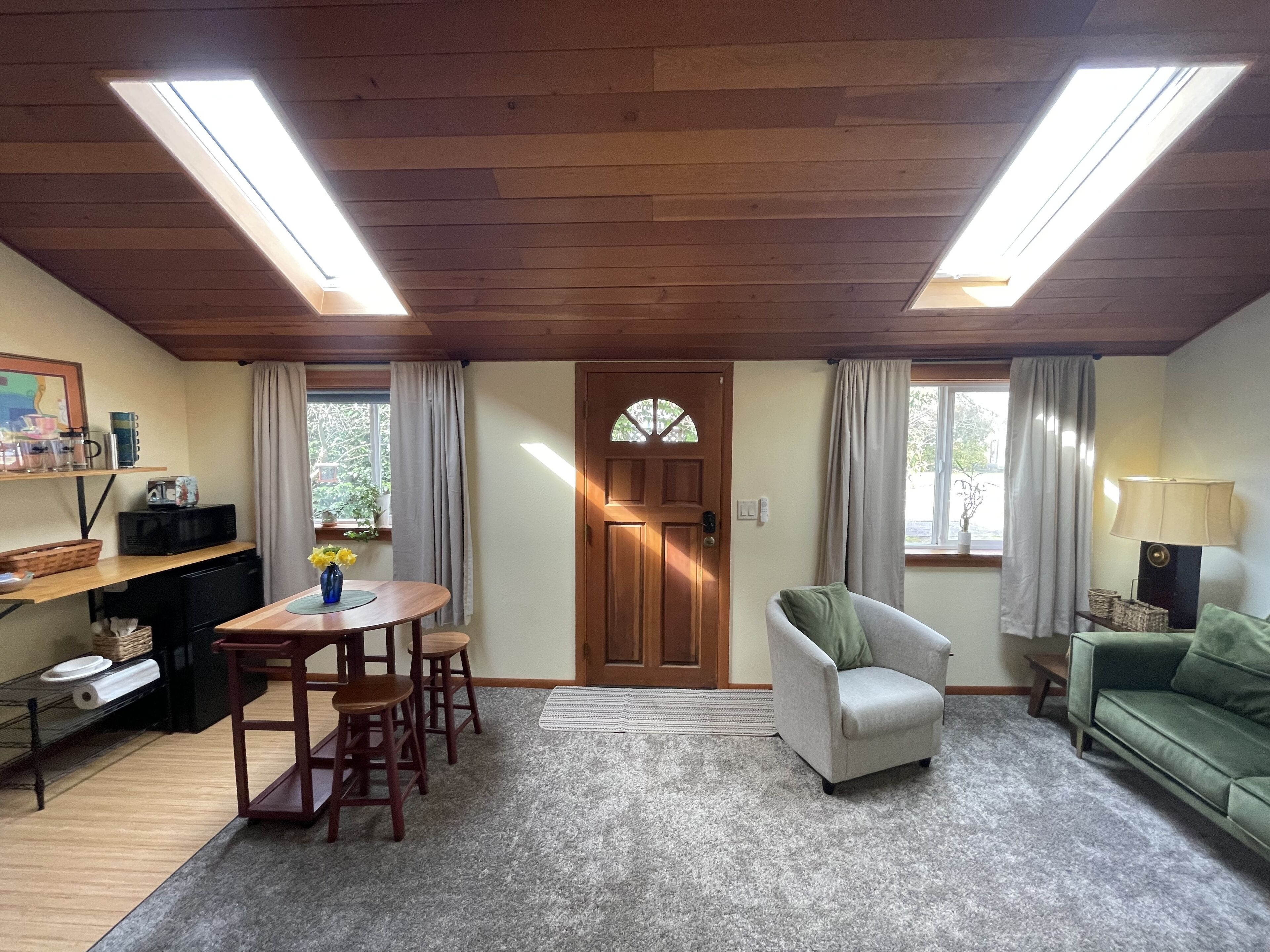 Hideaway Hedge Guest Suite - 8 Min from U of O & Downtown - 20 from the airport