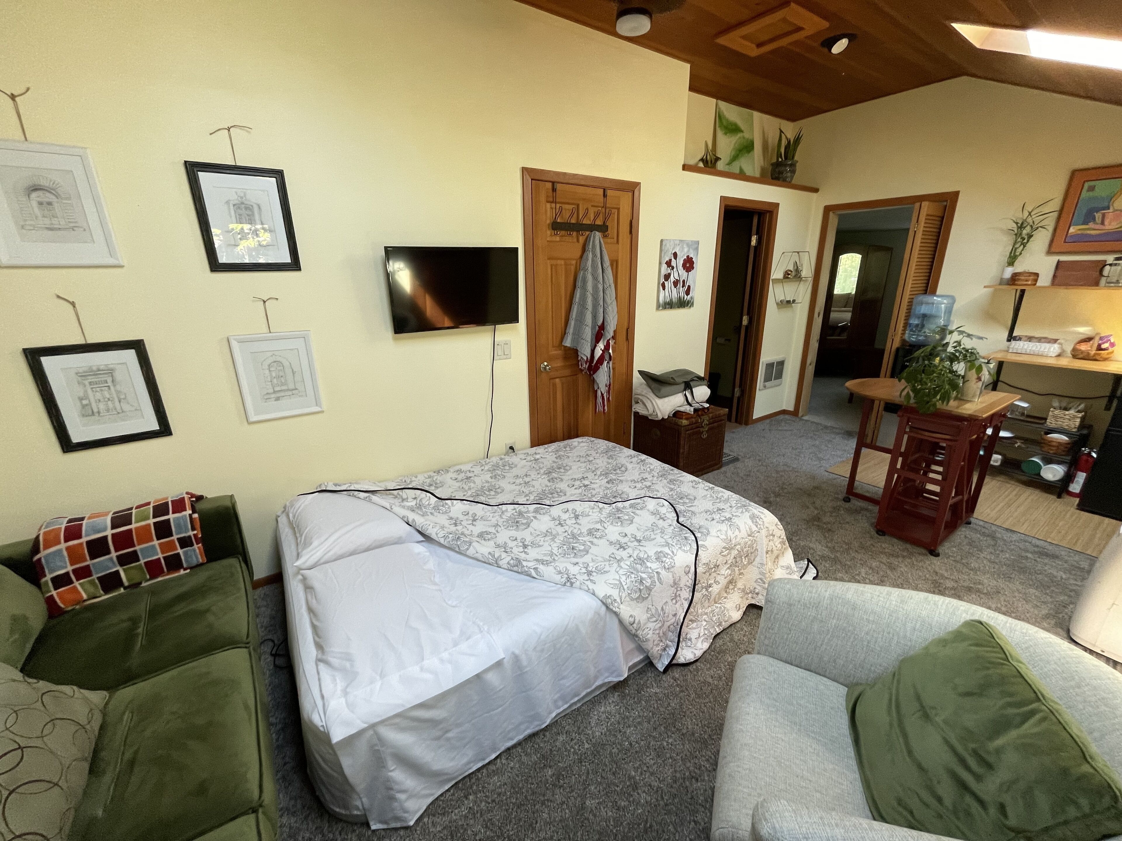 Hideaway Hedge Guest Suite - 8 Min from U of O & Downtown - 20 from the airport