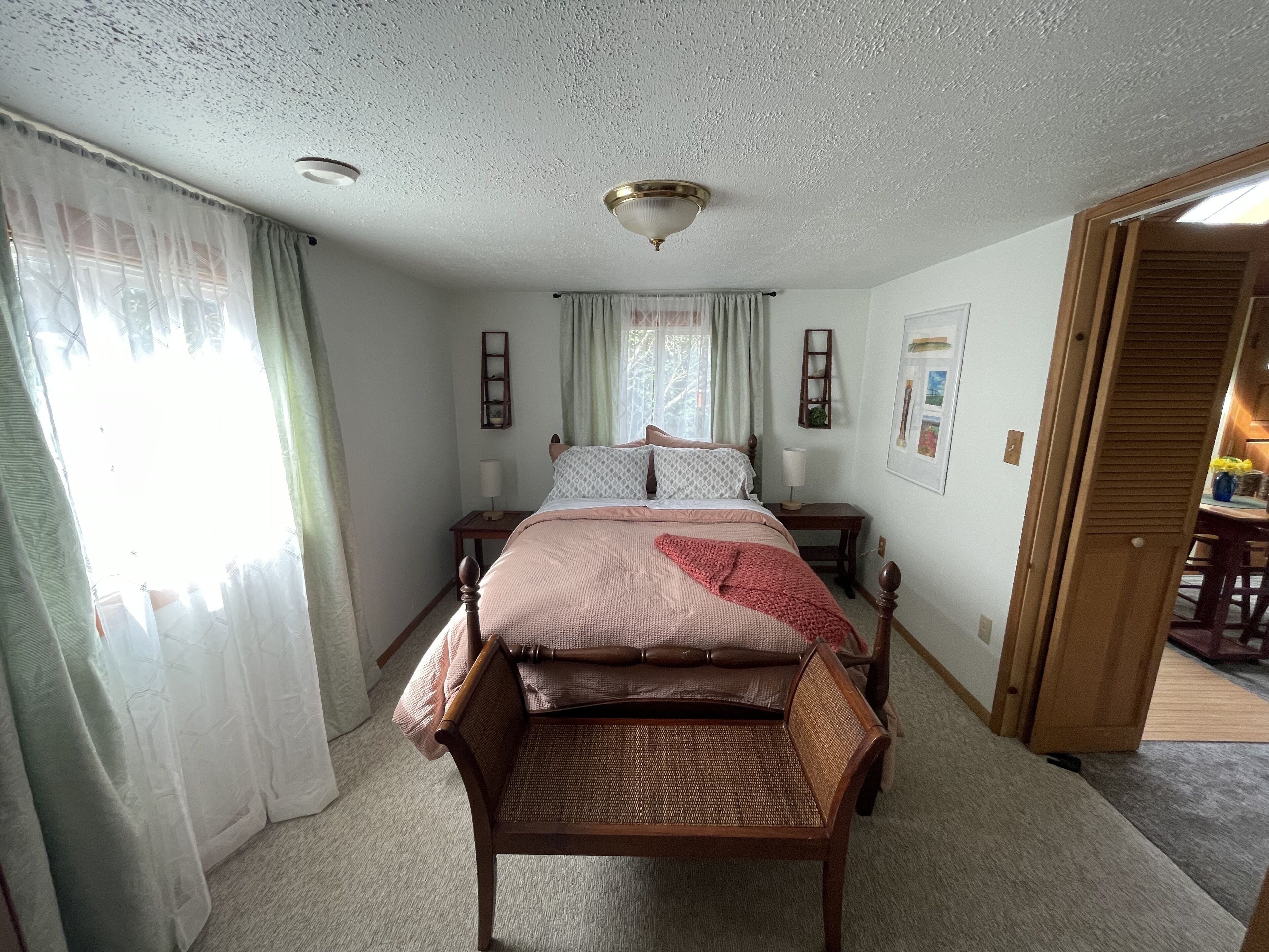 Hideaway Hedge Guest Suite - 8 Min from U of O & Downtown - 20 from the airport