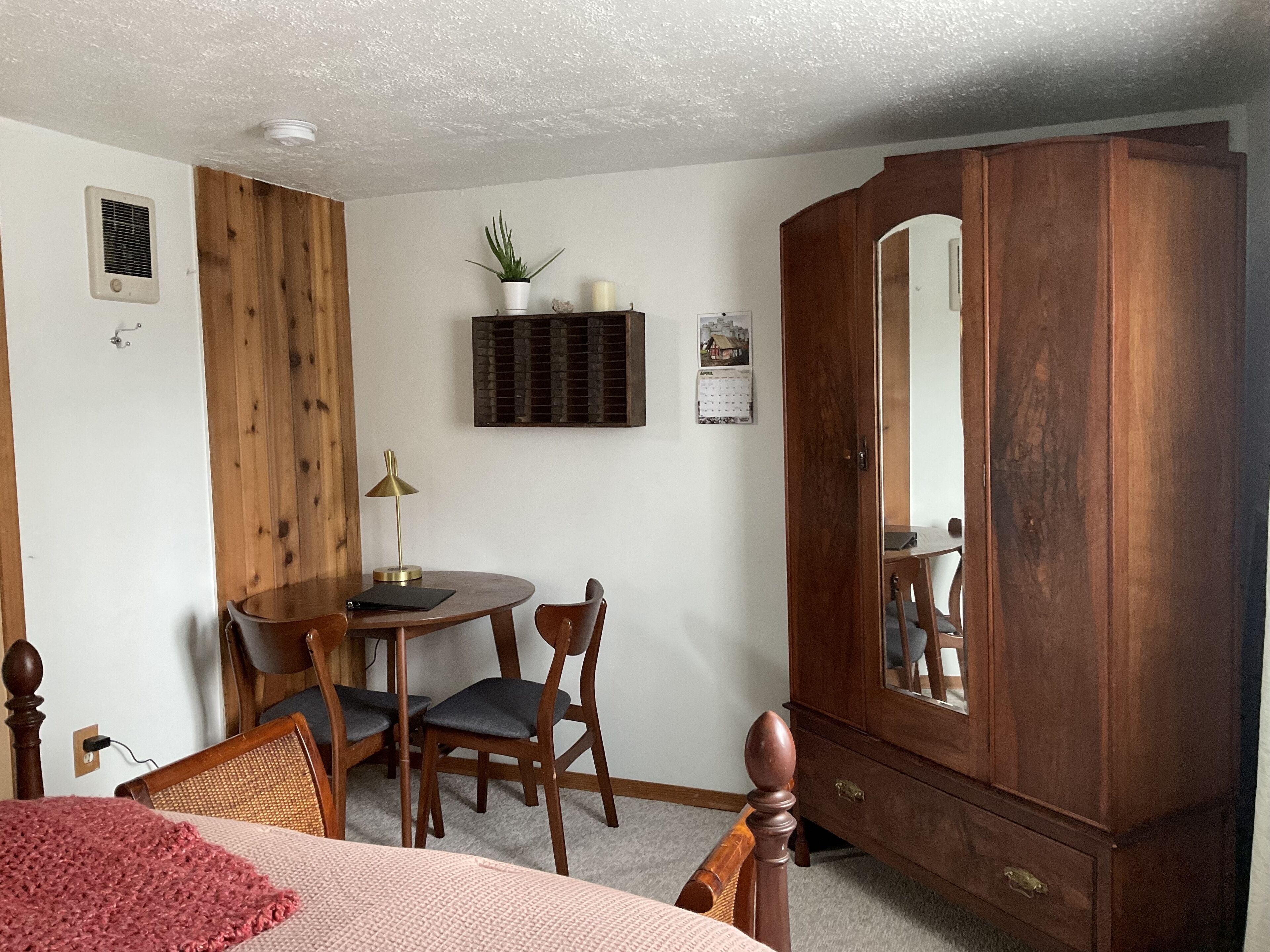 Hideaway Hedge Guest Suite - 8 Min from U of O & Downtown - 20 from the airport