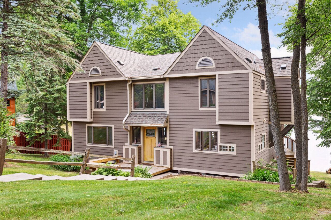 Beautiful lakeside retreat on Bear Trap Lake in Amery