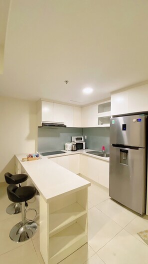 Réfrigérateur, micro-ondes, bouilloire électrique, grille-pain