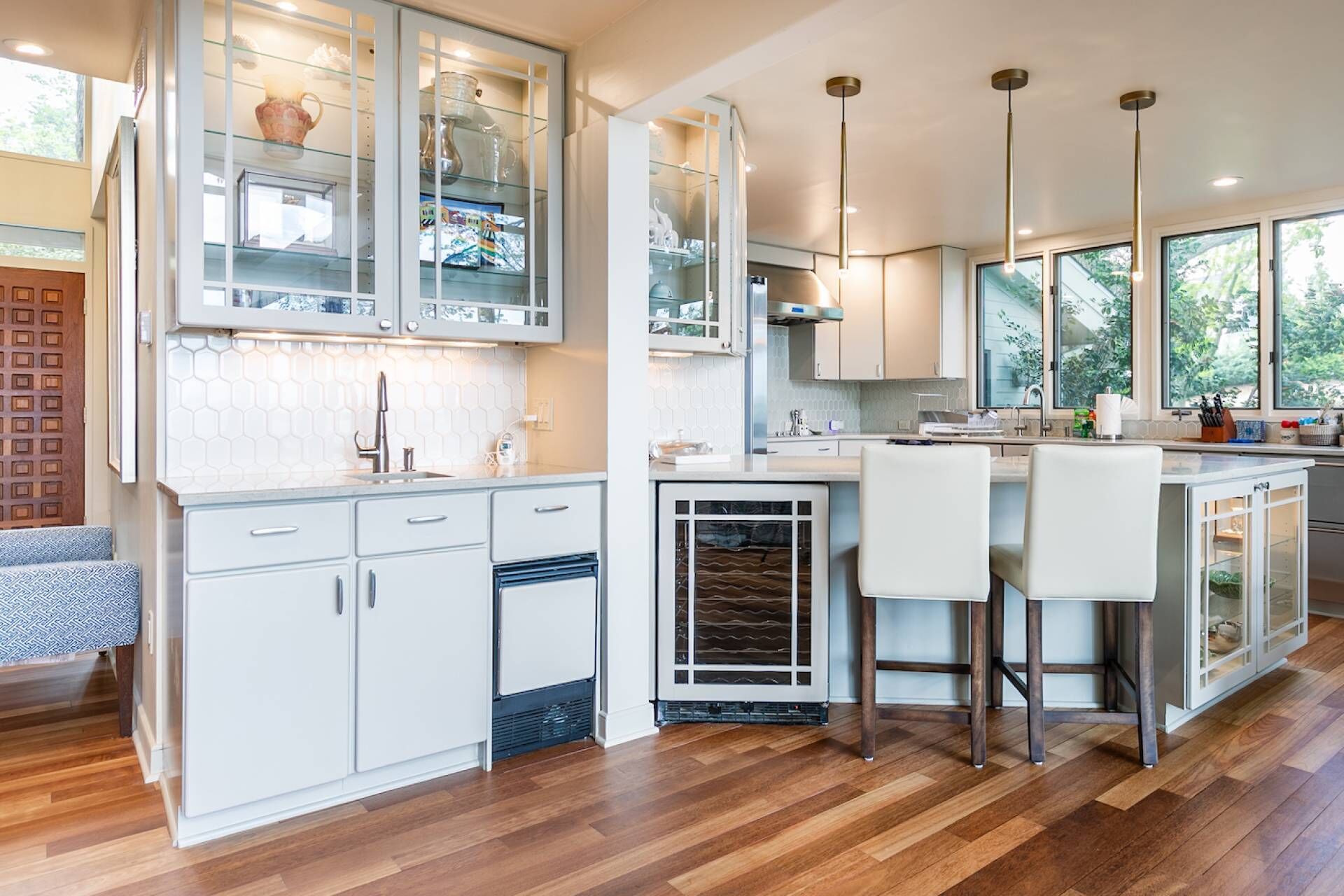 Stay On the Waterfront in Edgewater custom-built chalet w private pier and hot tub