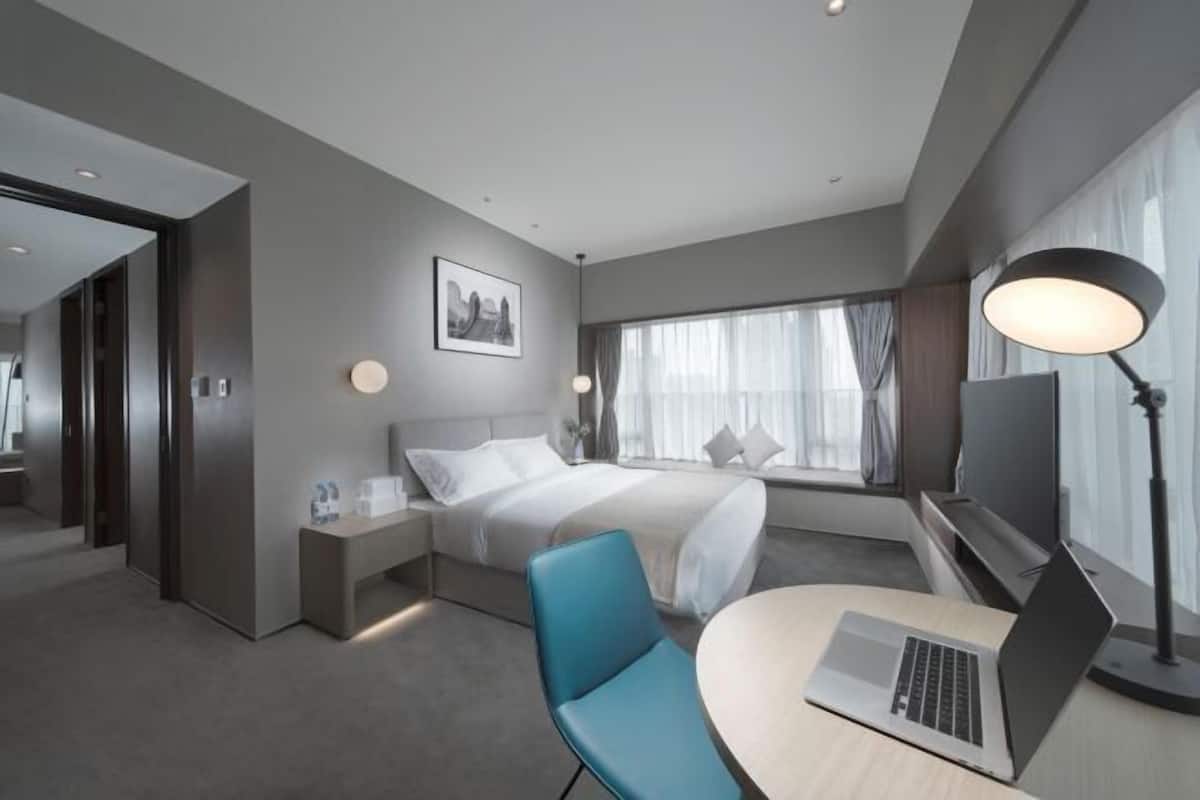 3 bedrooms, blackout drapes, free WiFi, bed sheets