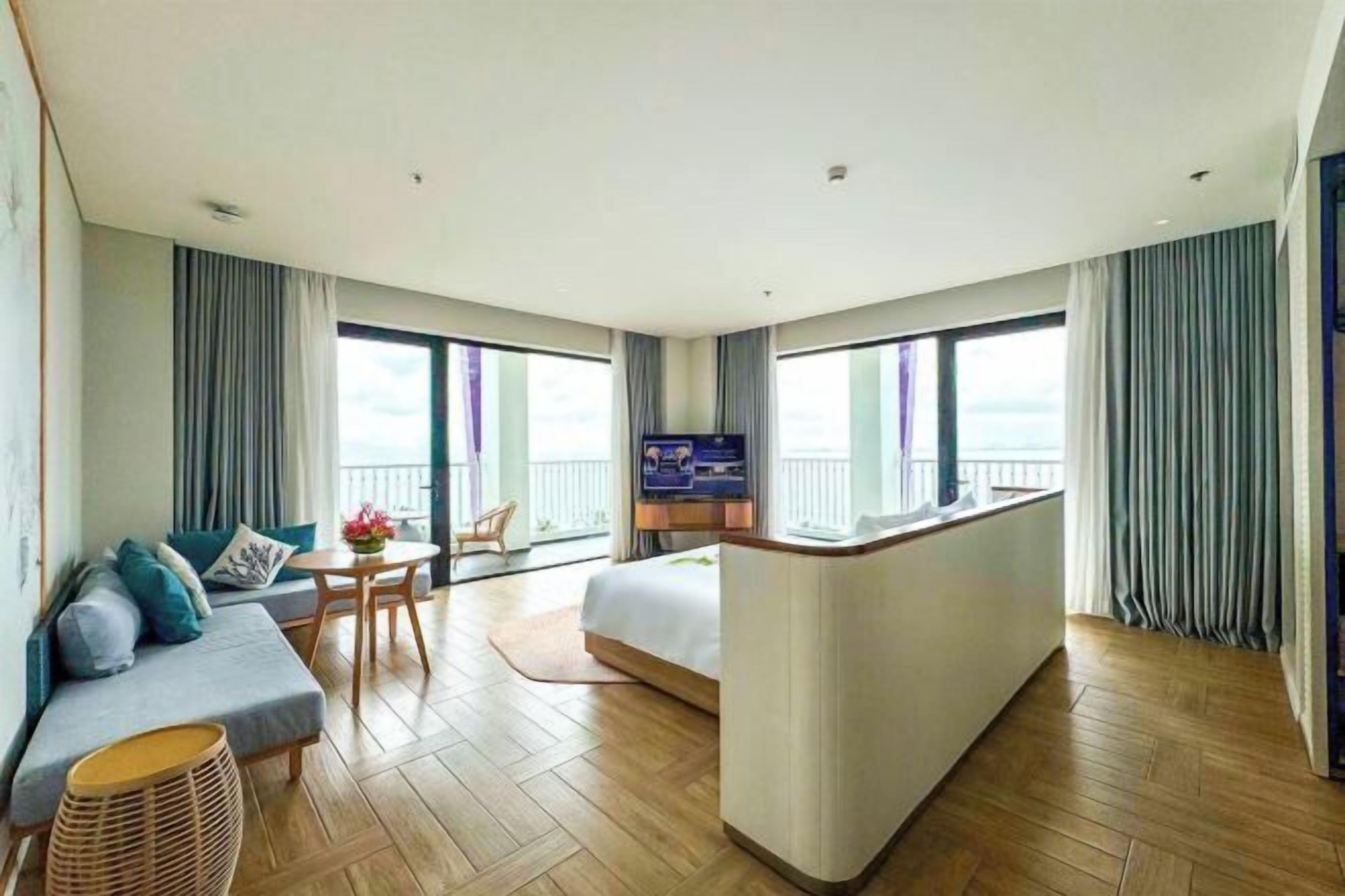 Minibar, coffre-fort, bureau, rideaux d’obscurcissement