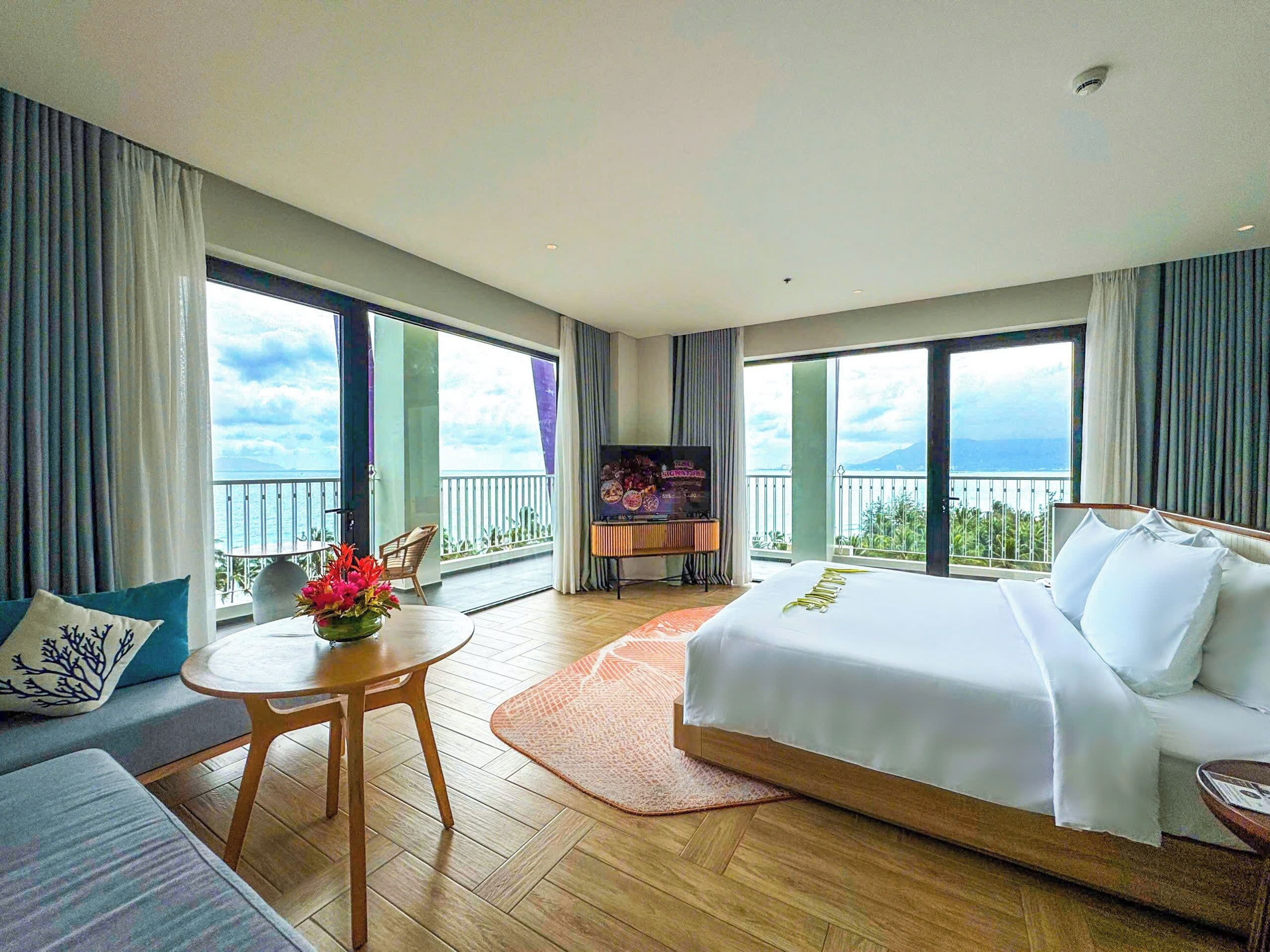 Panoramic Deluxe Ocean View | Minibar, két bảo mật tại phòng, bàn, màn/rèm cản sáng 