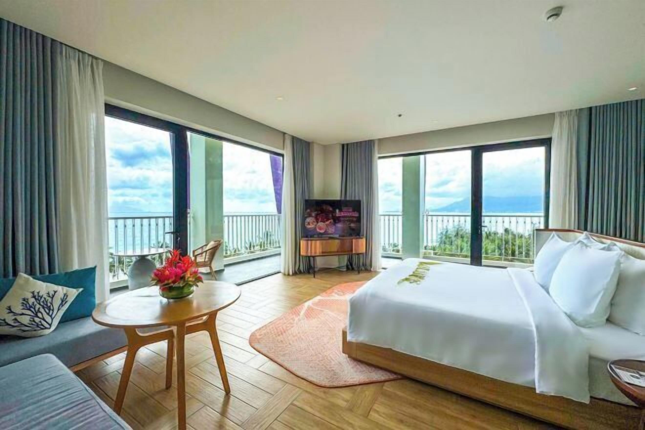 Minibar, coffres-forts dans les chambres, bureau, rideaux occultants