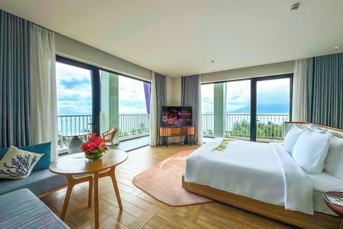 Minibar, coffres-forts dans les chambres, bureau, rideaux occultants