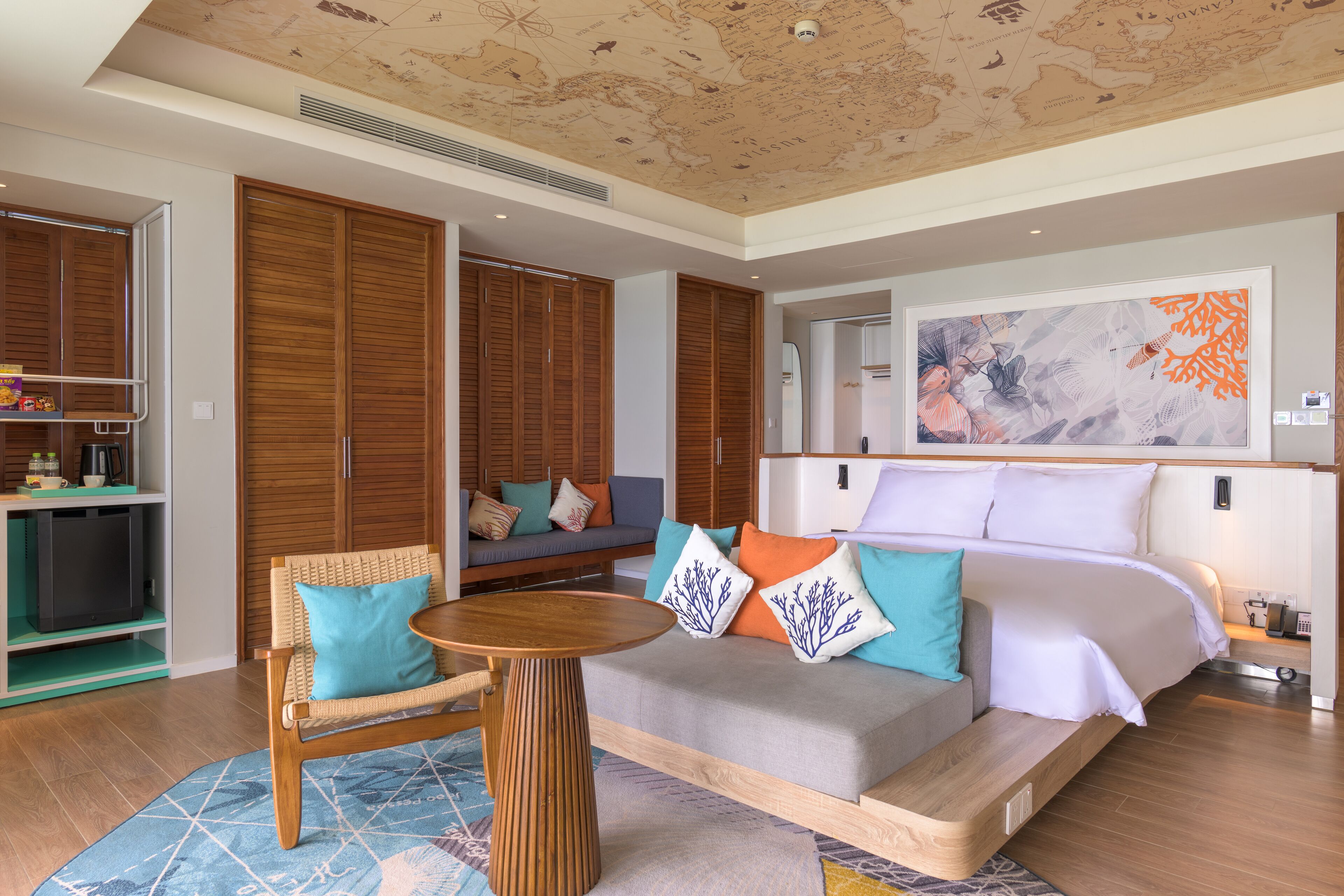 ミニバー、セーフティボックス (室内)、デスク、遮光カーテン